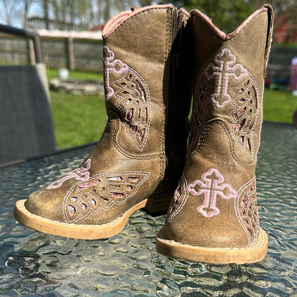M&F Blazin Roxx Girls’ Gracie Wings and Cross Inlay Boots